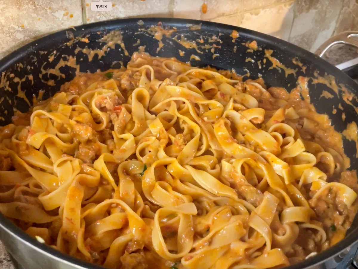 Complete sausage, tomato and mascarpone pasta in the pan