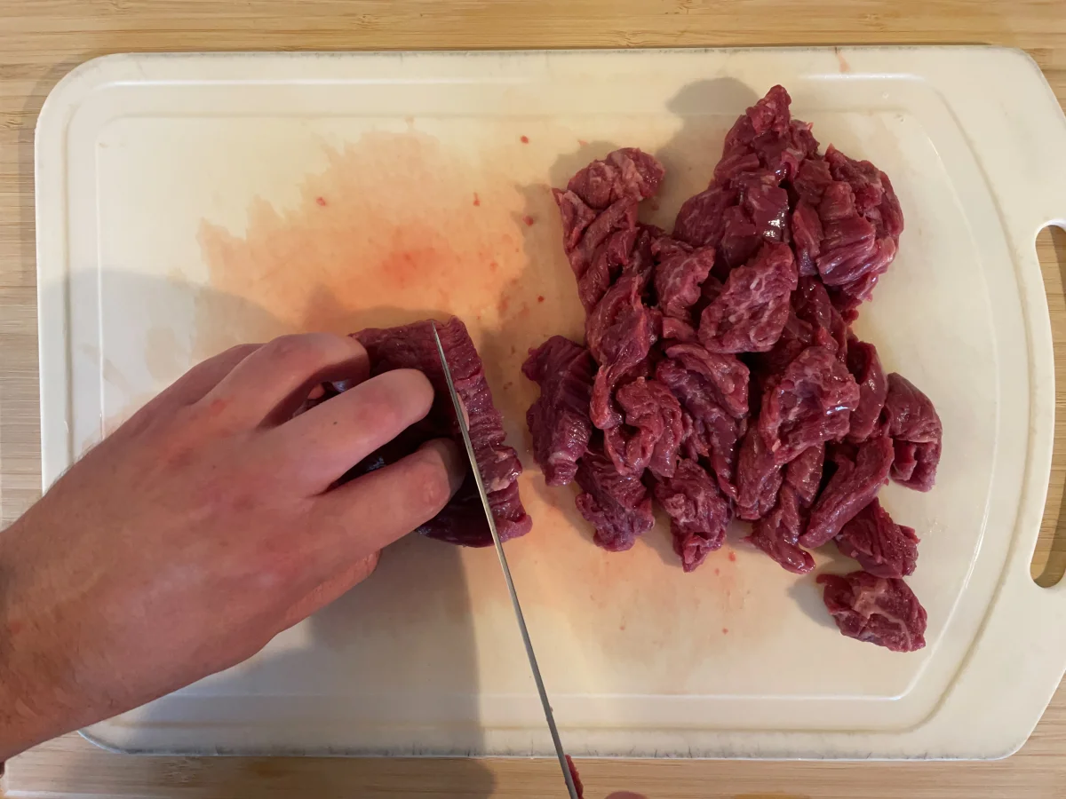 Cutting beef skirt across the grain