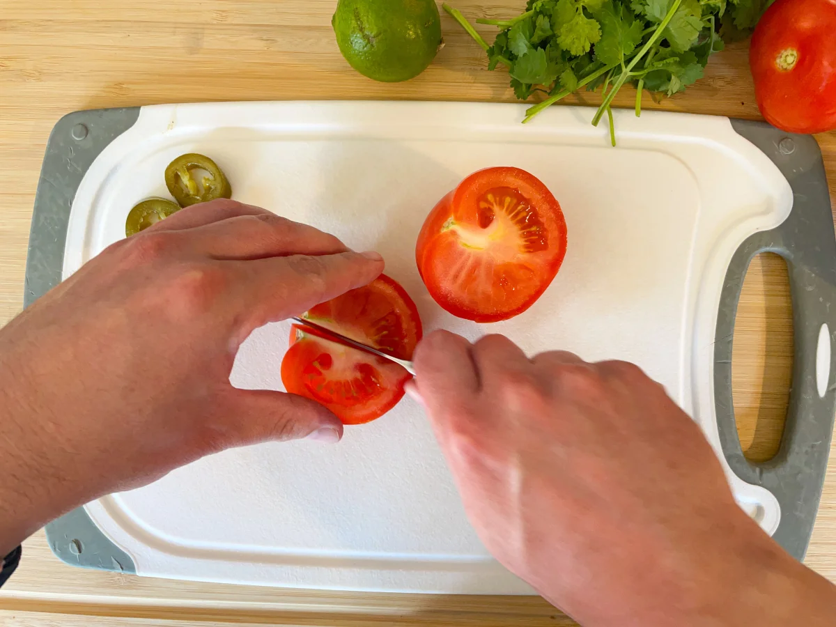 Cutting tomatoes