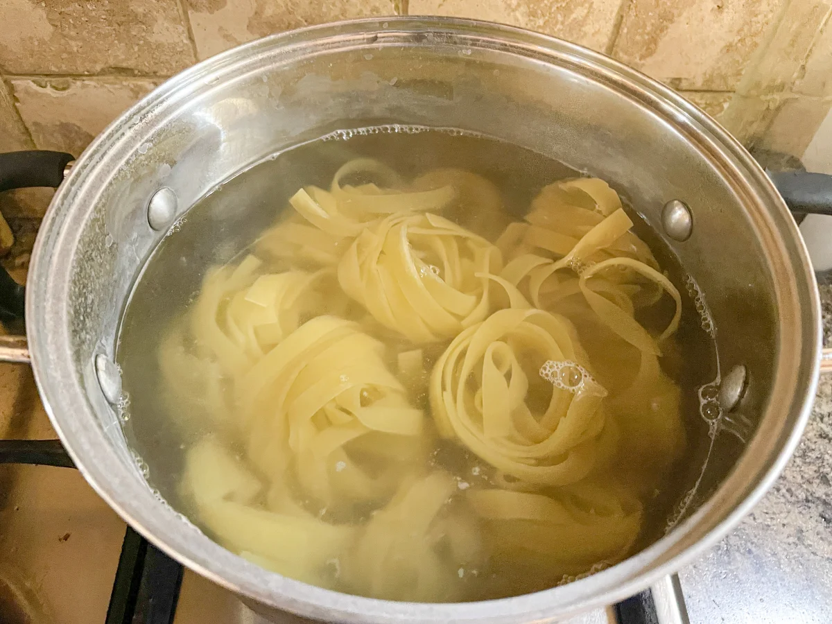 Fettuccine in boiling water