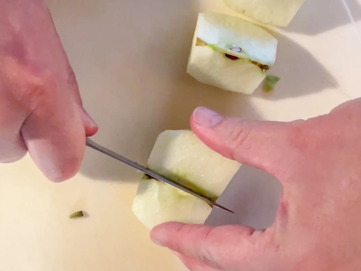 Quartering an apple