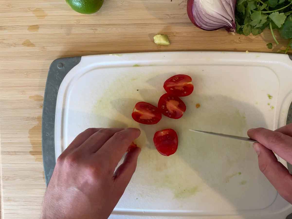 Quartering the tomato