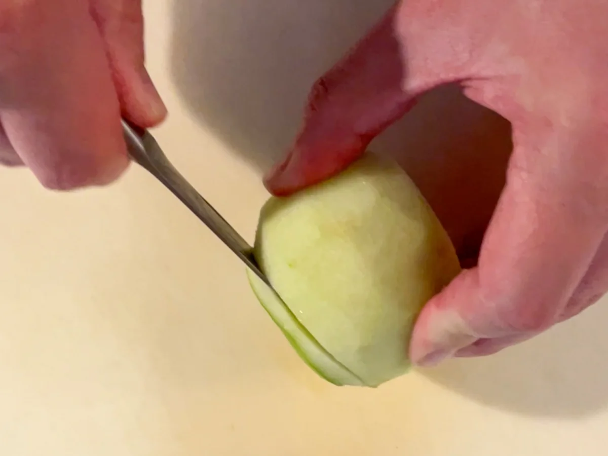 Slicing top of apple